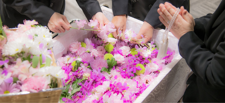 お棺には故人様をイメージしたカラーのお花を添えお別れをしていただきます。